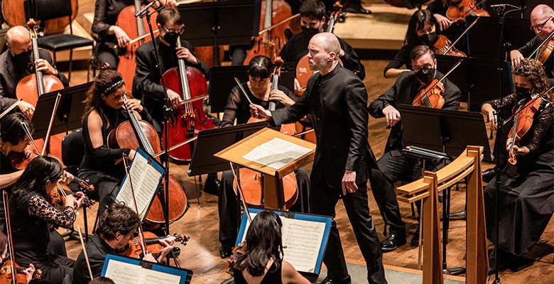 David Danzmayr conducting the symphony