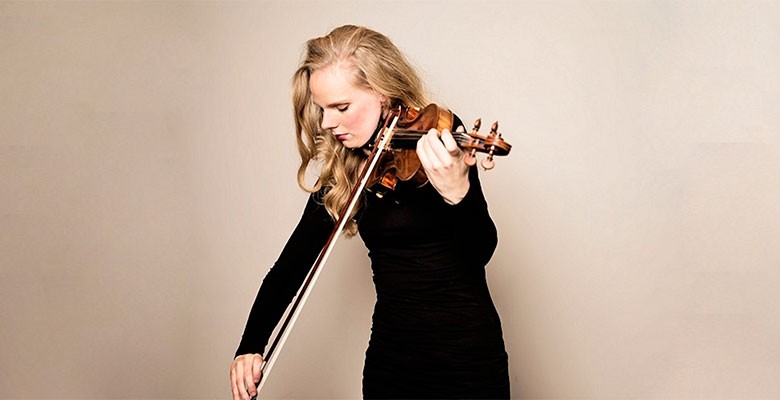 Simone Lamsma playing the violin 