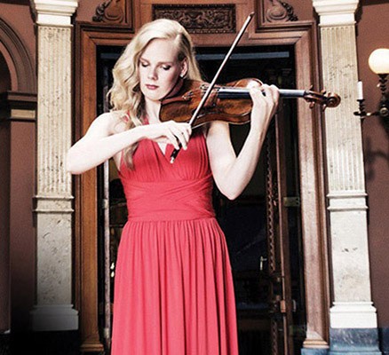 Photo of Simone Lamsma playing violin.