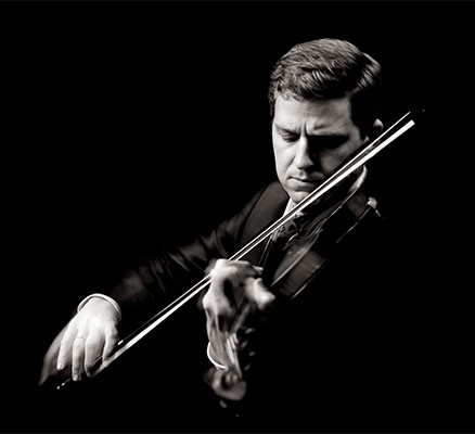 Black & white photo of James Ehnes playing violin