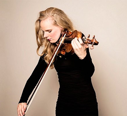 Simone lamsma playing the violin