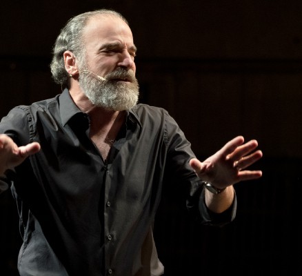 Photo of Mandy Patinkin performing on stage